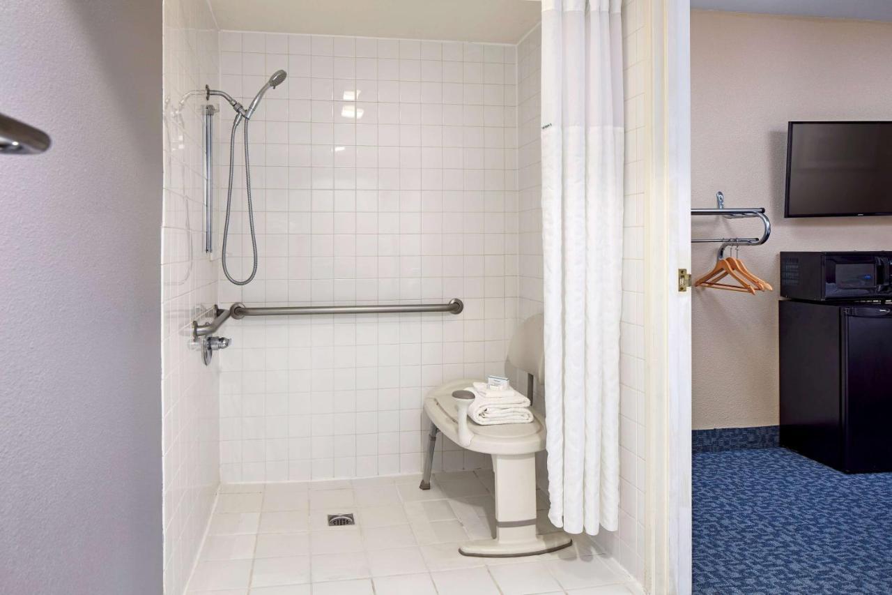 La Quinta By Wyndham Thousand Oaks-Newbury Park Exterior photo